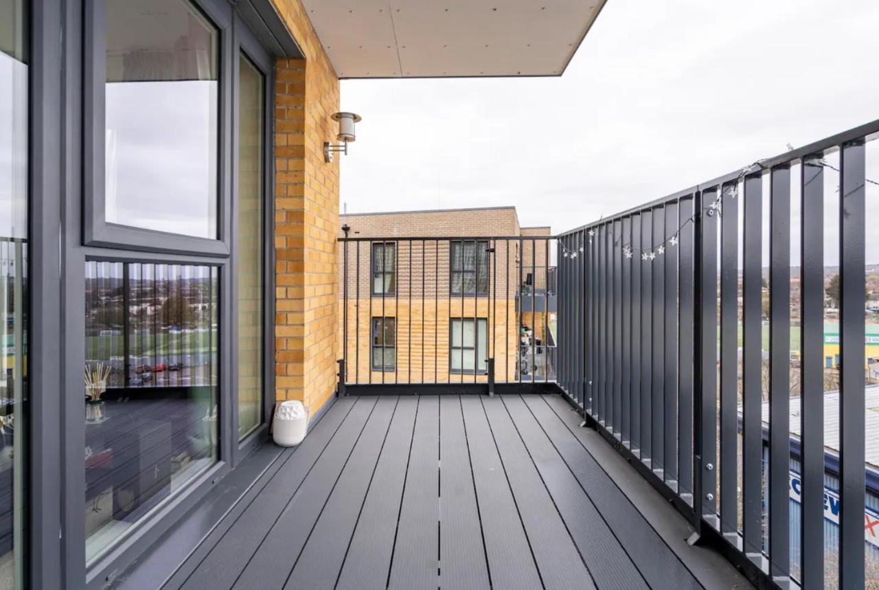 Sunny Luxury Skyline Flat Near Alexandra Palace, Tottenham Stadium & Drumsheds Apartment London