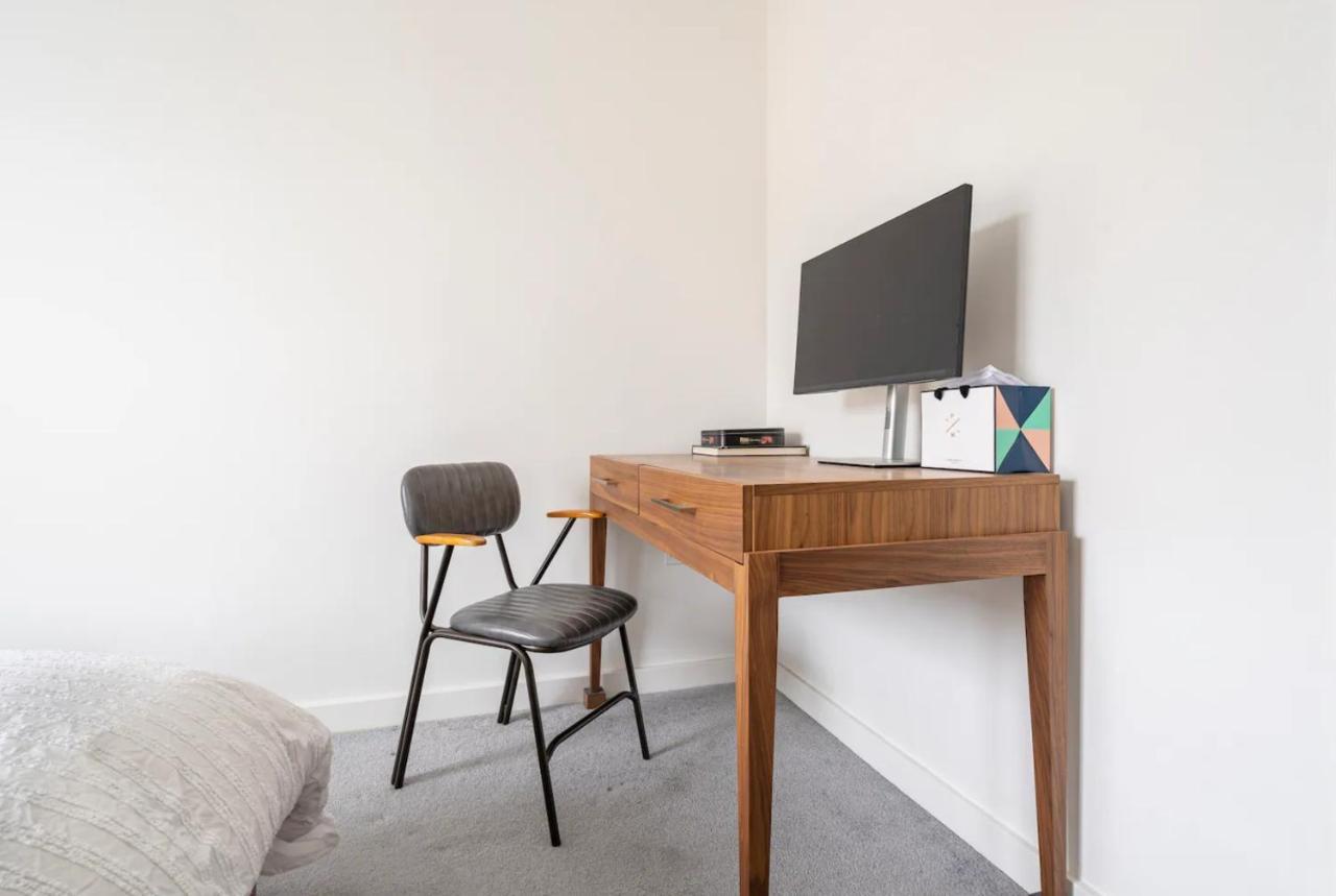 Sunny Luxury Skyline Flat Near Alexandra Palace, Tottenham Stadium & Drumsheds Apartment *