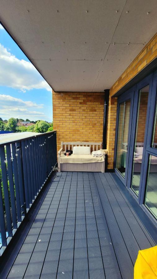 Sunny Luxury Skyline Flat Near Alexandra Palace, Tottenham Stadium & Drumsheds London